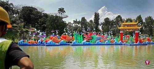 2018年新加坡中秋灯会巨型龙凤鲤鱼灯饰制作安装中（图）