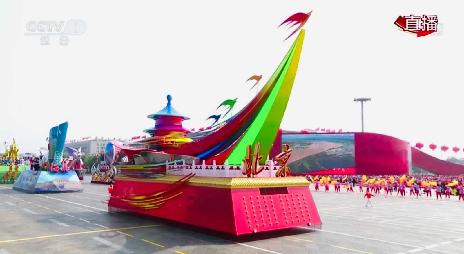 2019国庆彩车巡游（图）